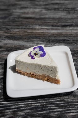 cheesecake beyaz bir plaka üzerinde bir parça