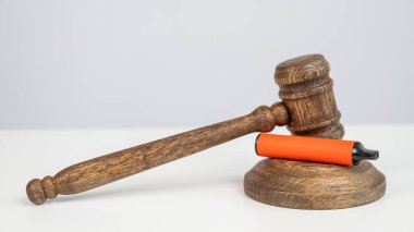 Yargıç tokmağı tek kullanımlık tüpe vurur. Sigara yasağı