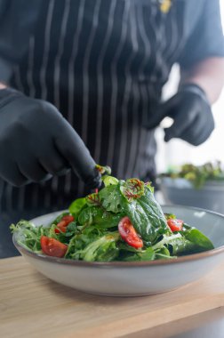 Şef salata hazırlar