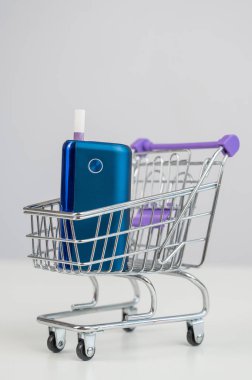 Alışveriş arabasında elektronik sigara. Tütün ısıtma sistemi
