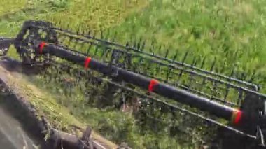 Hasat sırasında bir kombinasyon makarasının yakın çekimi