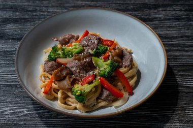 Biftek ve brokoli ile makarna manzarası