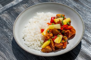 Teriyaki soslu ananaslı tavuk ve kızarmış pirinç.