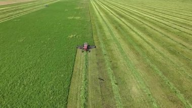 Ekinleri toplayan biçerdöverin üst görüntüsü