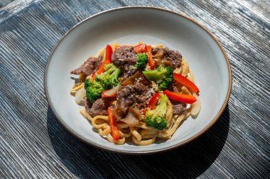 Biftek ve brokoli ile makarna manzarası