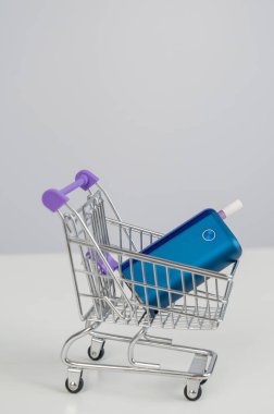 Alışveriş arabasında elektronik sigara. Tütün ısıtma sistemi