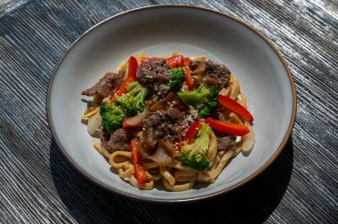 Biftek ve brokoli ile makarna manzarası