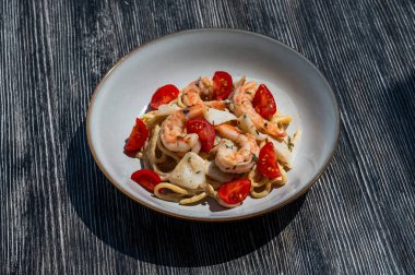 Karides ve domatesli makarna.