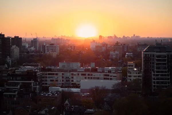 Toronto 'da sonbaharda gün batımı