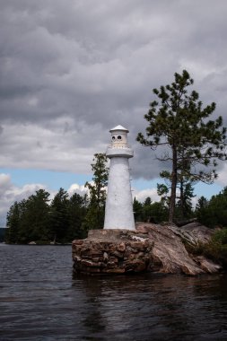 Göldeki bir kayanın üzerindeki deniz feneri. Algonquin Parkı, Kanada