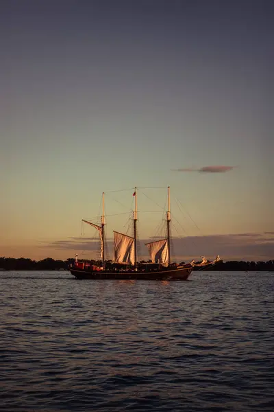 Günbatımında Ontario Gölü 'nde yelkenli gemi, Kanada.