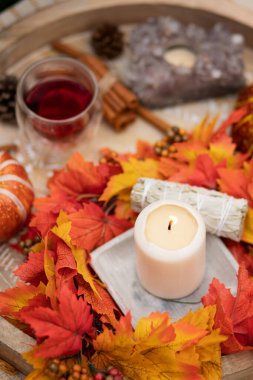 Mumlar, kurabiyeler ve sonbahar yaprakları ahşap tepside.