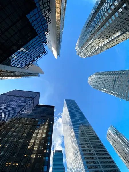 Şehirdeki gökdelenlerin alçak açılı görüntüsü. Toronto, Kanada.