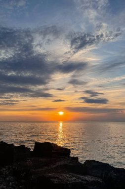 Bir yaz günü gölün üzerinde gün batımı. Niagara Gölünde, Kanada.
