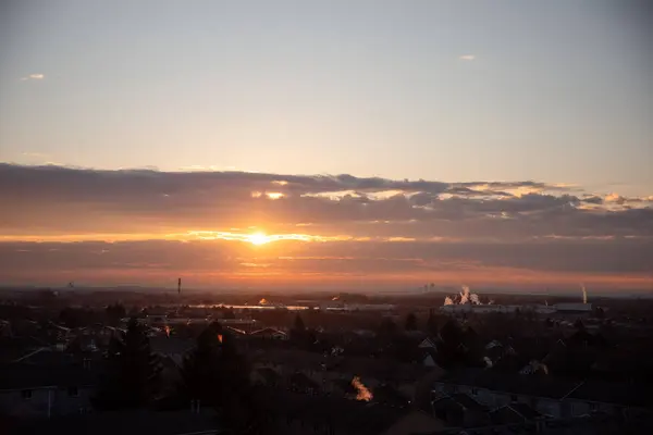 Ontario, Kanada 'nın Richmond Tepesi üzerinde gün batımı.