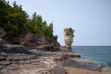 Bruce Yarımadası 'ndaki Fetom Beş Ulusal Denizcilik Parkı' ndaki Flowerpot Adası, Gürcistan Körfezi. Tobermory, Ontario, Kanada.