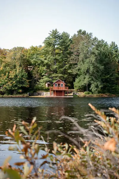 Göldeki ev, gölün manzarası. Algonquin Parkı, Kanada. 