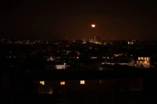 Kanada 'nın Richmond Hill şehrinin gece manzarası. Dolunay şehrin üzerinde..