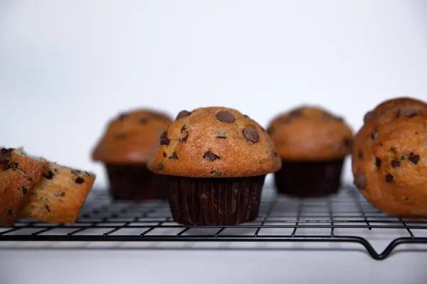 Beyaz arka planda ev yapımı çikolatalı kekler. Seçici odak.
