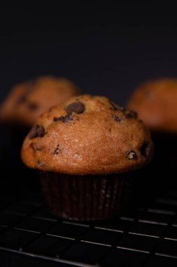 Siyah arka planda çikolata parçacıklı ev yapımı kekler. Seçici odak.