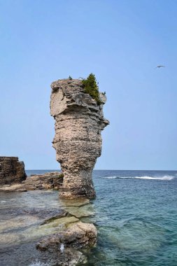 Bruce Yarımadası 'ndaki Fetom Beş Ulusal Denizcilik Parkı' ndaki Flowerpot Adası, Gürcistan Körfezi. Tobermory, Ontario, Kanada.