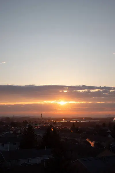 Kışın şehrin çatılarında gün doğumu. Richmond Tepesi, Kanada.