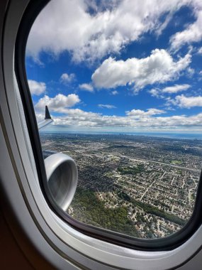 Uçağın penceresinden Toronto, Kanada şehrine bakın..