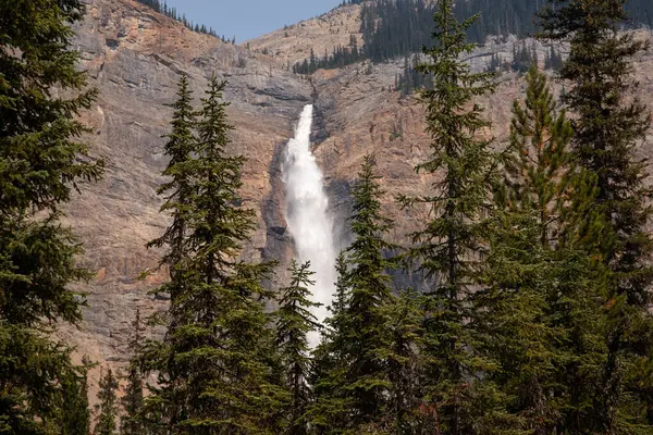 Yoho Ulusal Parkı 'nda Takakkaw Şelalesi. British Columbia, Kanada 'da.