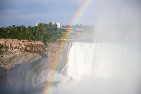 Gökyüzünde gökkuşağı olan Niagara Şelalesi. Ontario, Kanada.