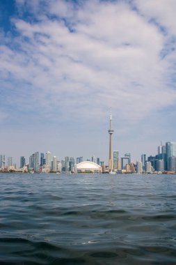 CN Tower, Ontario, Kanada ile Toronto şehir manzarası. Toronto Adası 'ndan görüntü.