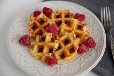 Tabağında ahududu olan lezzetli waffle 'lar..