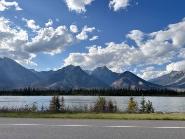 Jasper Lake, Alberta, Kanada. Rocky Dağları 'nın güzel manzara fotoğrafçılığı.