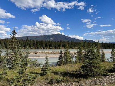 Alberta, Kanada 'da bir dağ ve nehir ile güzel doğa manzarası. 