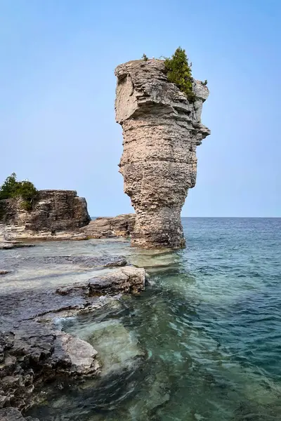 Bruce Yarımadası 'ndaki Fetom Beş Ulusal Denizcilik Parkı' ndaki Flowerpot Adası, Gürcistan Körfezi. Tobermory, Ontario, Kanada.