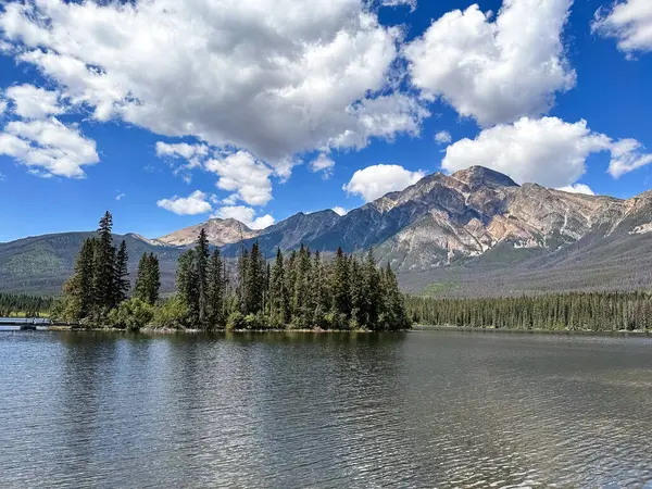 Buzul Ulusal Parkı 'ndaki dağlar ve göl, Alberta, Kanada.