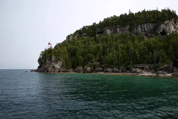 Fetom 5 Ulusal Deniz Parkı 'ndaki saksı adası. Tobermory, Ontario, Kanada.
