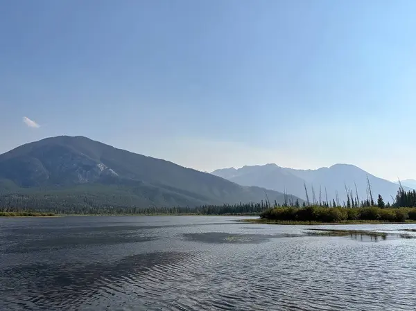 Banff Ulusal Parkı 'ndaki Vermilion Gölleri, Alberta, Kanada. 