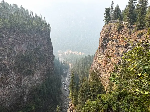 Wells Gray İl Parkı 'ndaki Spahat Creek Şelalesi, British Columbia, Kanada.