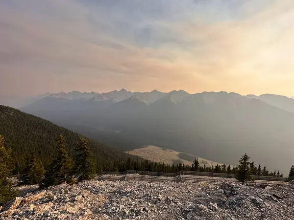 Banff Ulusal Parkı 'nda günbatımı, Alberta, Kanada. Banff GondoluName.