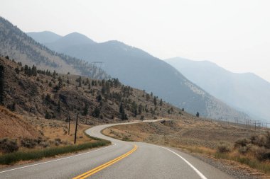 Ashcroft 'taki dağlarda yol, British Columbia, Kanada. Seyahat ve macera konsepti.