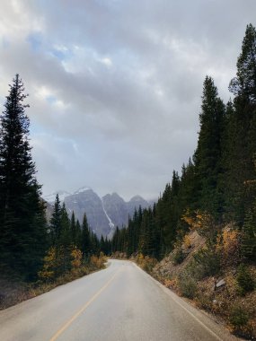 Kanada kayalıklarında manzaralı bir yol. Kanada 'da sonbahar.