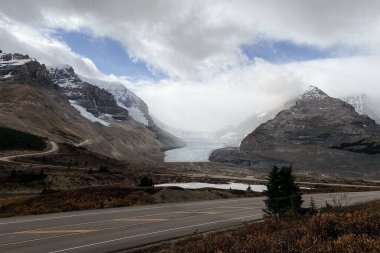 Columbia Buz Sahası ve Athabasca Buzulu. Jasper Ulusal Parkı, Kanada.