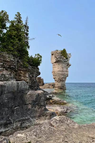 Bruce Yarımadası 'ndaki Fetom Beş Ulusal Denizcilik Parkı' ndaki Flowerpot Adası, Gürcistan Körfezi. Tobermory, Ontario, Kanada.