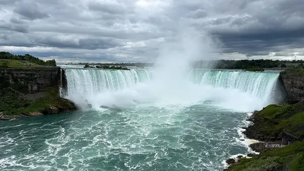 Niagara Şelalesi, Ontario, Kanada. Dünyanın en güçlü şelalesi..