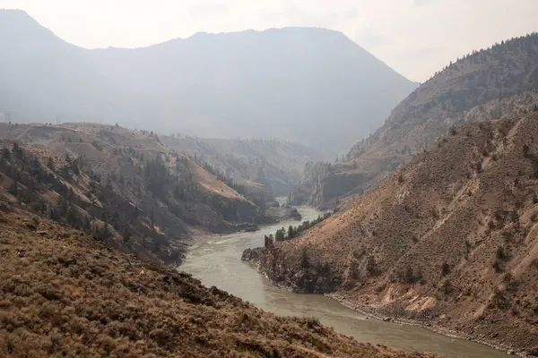 Dağların ve nehrin manzarası. Ashcroft, İngiliz Kolombiyası.