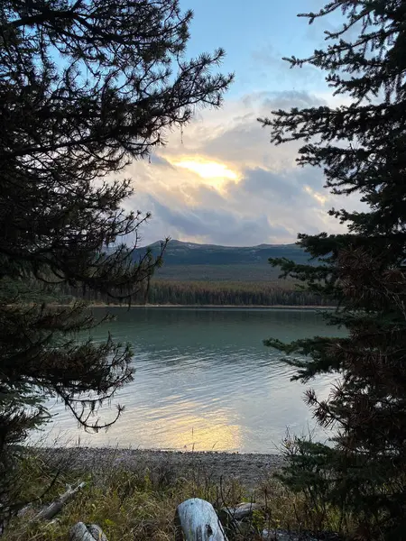 Jasper, Alberta, Kanada 'daki Maligne Gölü' nde gün batımı.