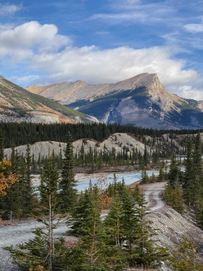 Yazın Jasper 'ın pitoresk vadisi. Alberta, Kanada.