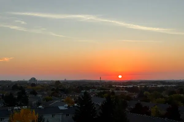 Ontario, Kanada 'nın Richmond Tepesi üzerinde gün batımı.