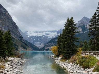 Louise Gölü, Banff Ulusal Parkı, Alberta. Kanada Sonbaharda.