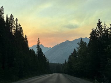Kanada 'nın Rocky Dağlarında Günbatımı, Banff Ulusal Parkı.